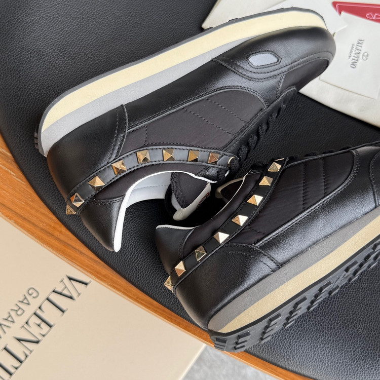 اسنیکر برند Valentino