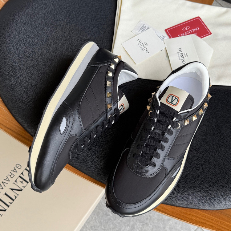 اسنیکر برند Valentino