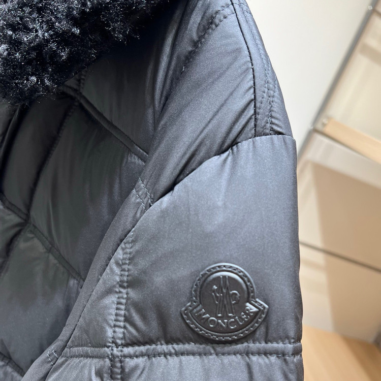 کاپشن زنانه برند Moncler