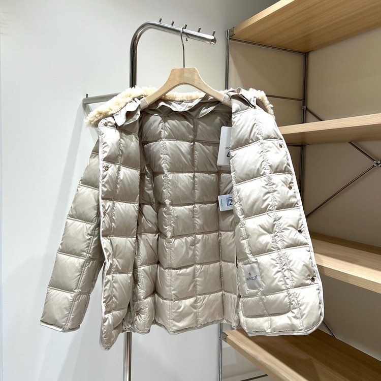 کاپشن زنانه برند Moncler