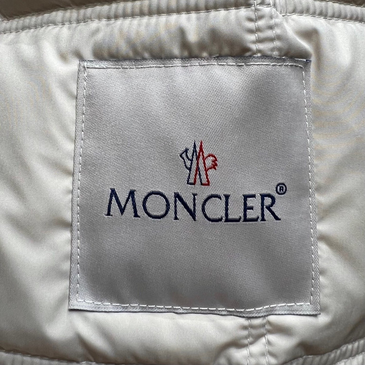 کاپشن زنانه برند Moncler