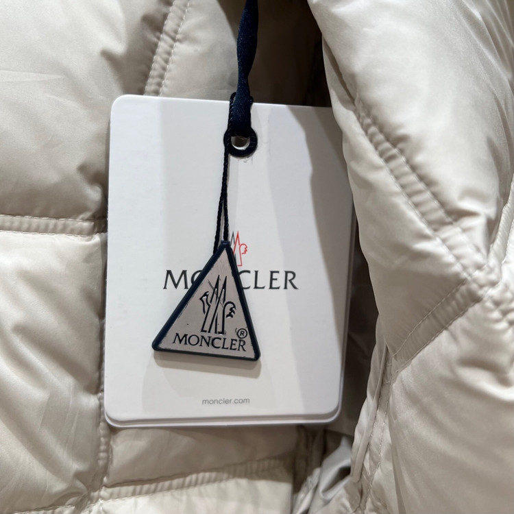 کاپشن زنانه برند Moncler