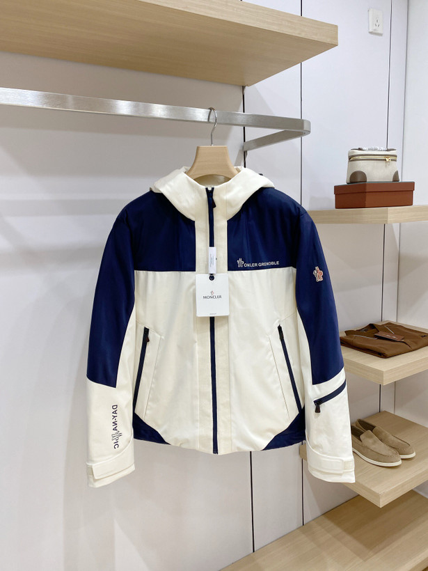 کاپشن برند Moncler