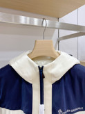 کاپشن برند Moncler