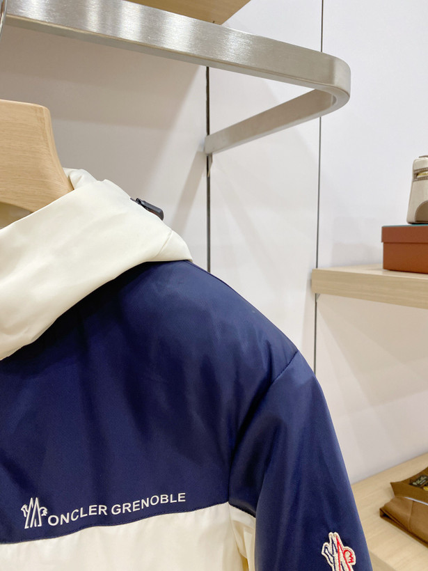 کاپشن برند Moncler