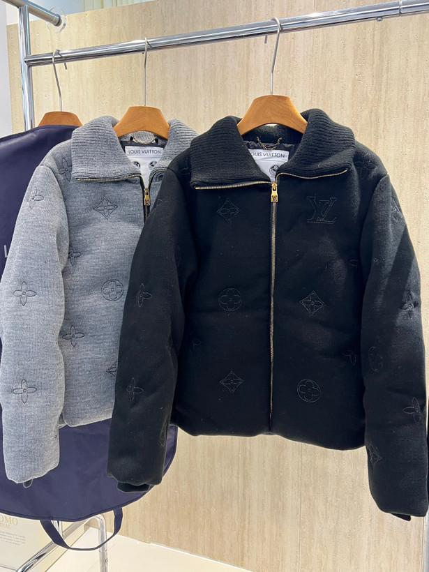کاپشن برند Louis Vuitton