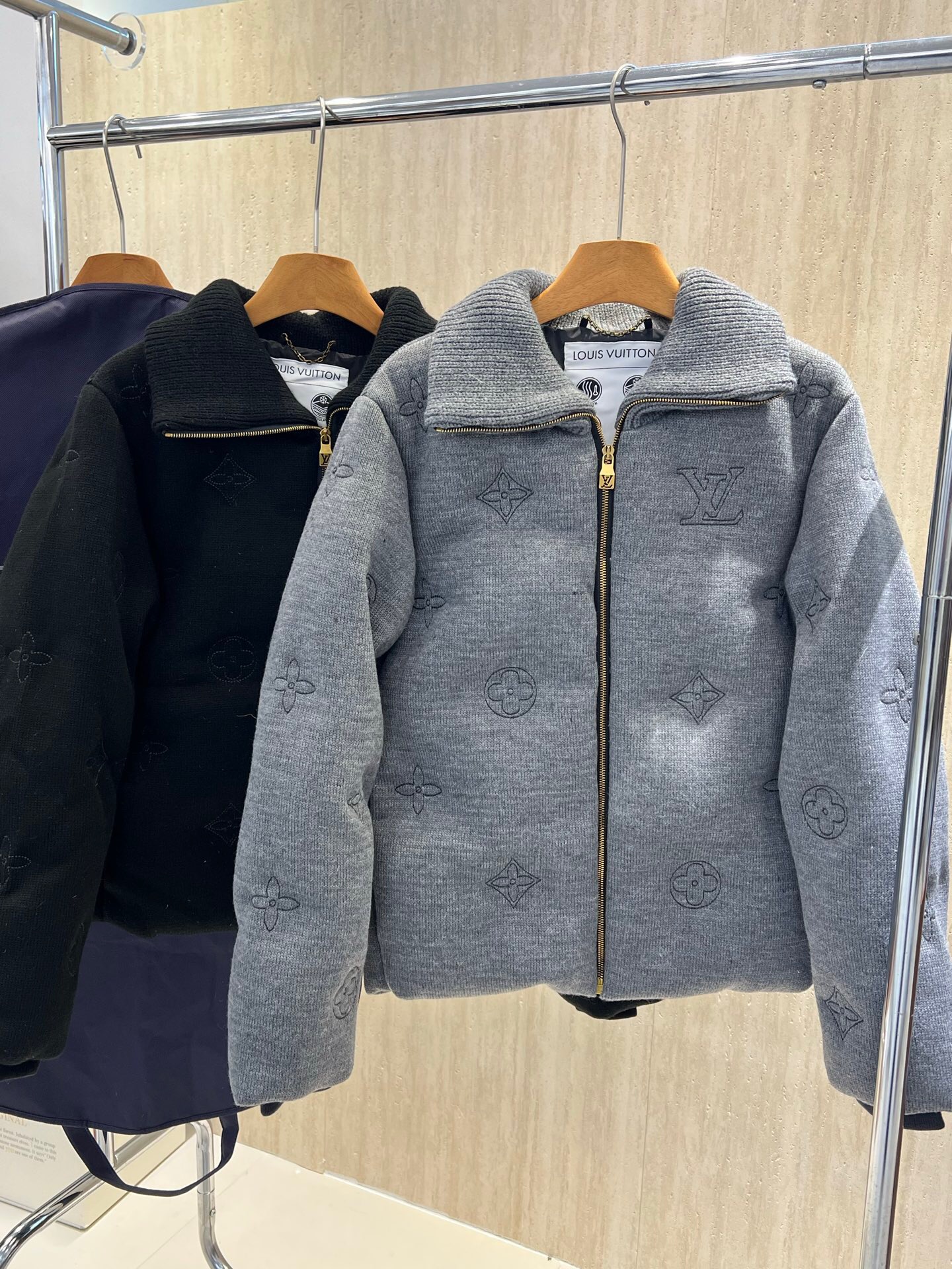 کاپشن برند Louis Vuitton