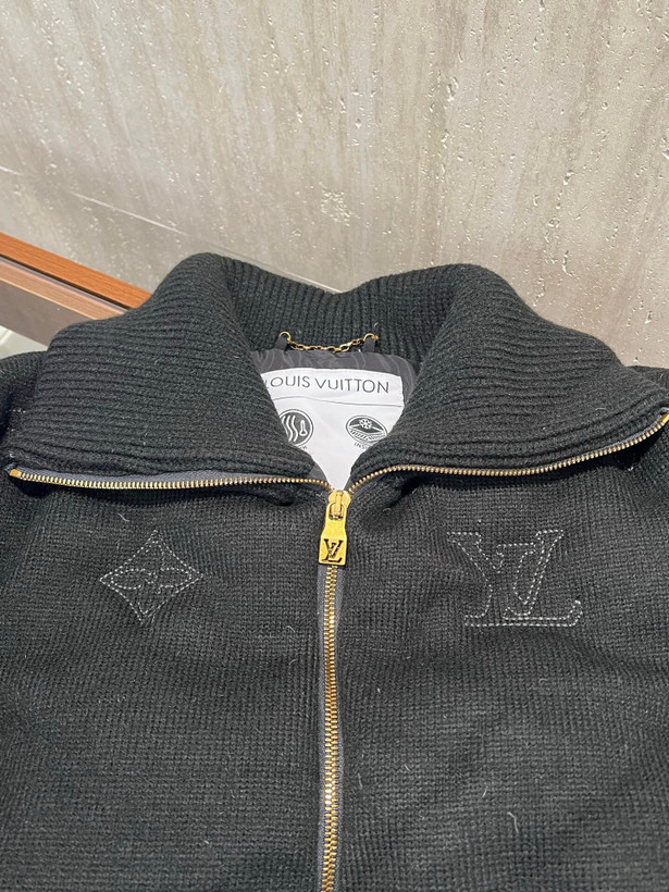 کاپشن برند Louis Vuitton
