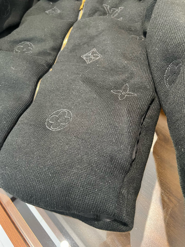 کاپشن برند Louis Vuitton