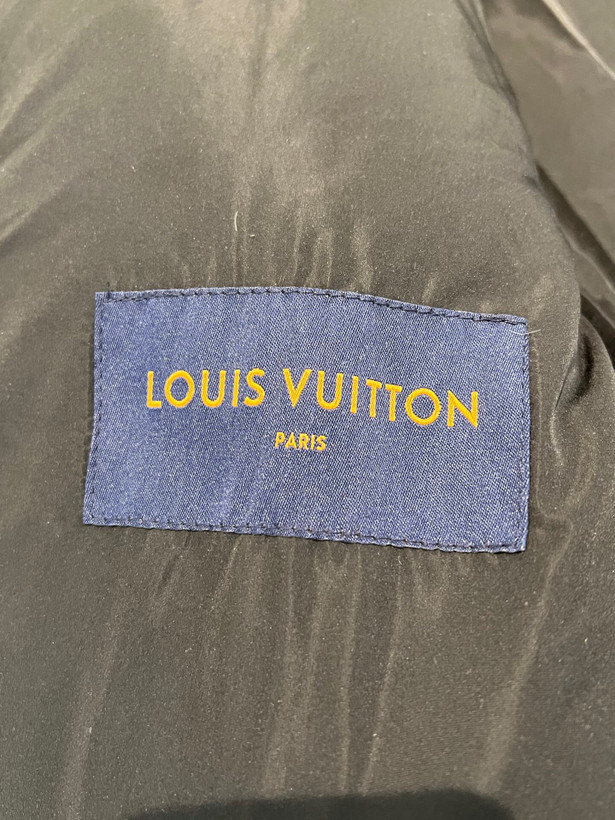 کاپشن برند Louis Vuitton