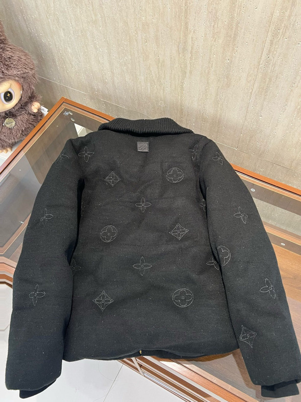 کاپشن برند Louis Vuitton