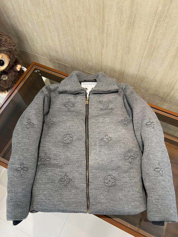 کاپشن برند Louis Vuitton