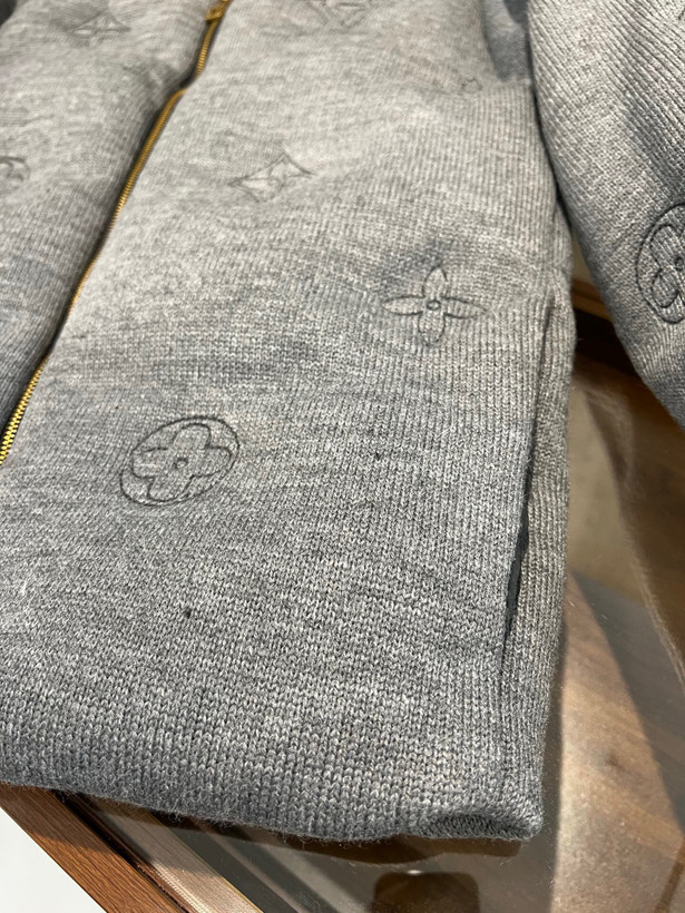 کاپشن برند Louis Vuitton