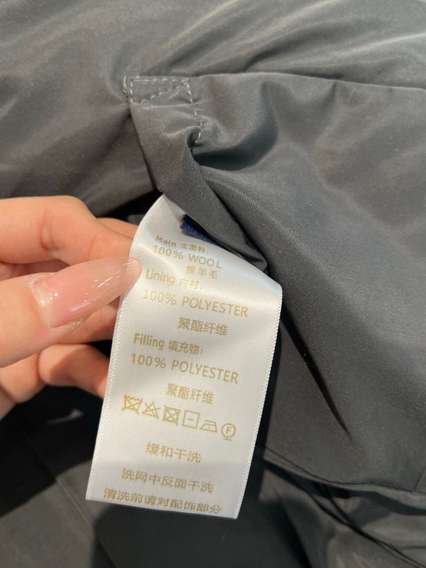 کاپشن برند Louis Vuitton