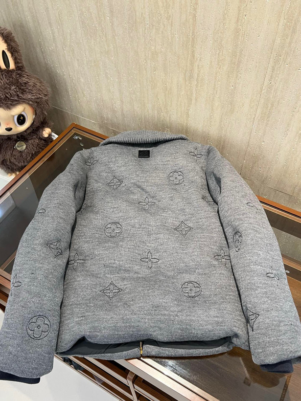 کاپشن برند Louis Vuitton