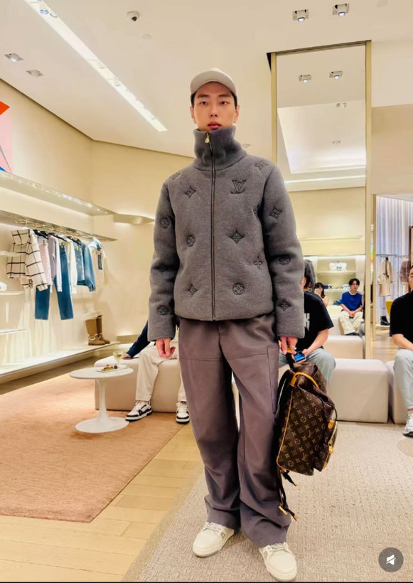 کاپشن برند Louis Vuitton