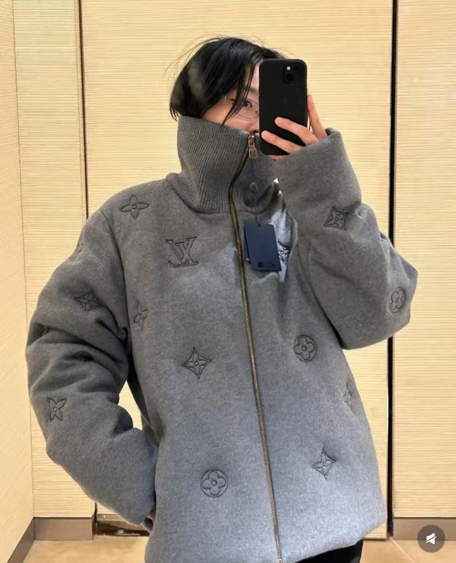 کاپشن برند Louis Vuitton