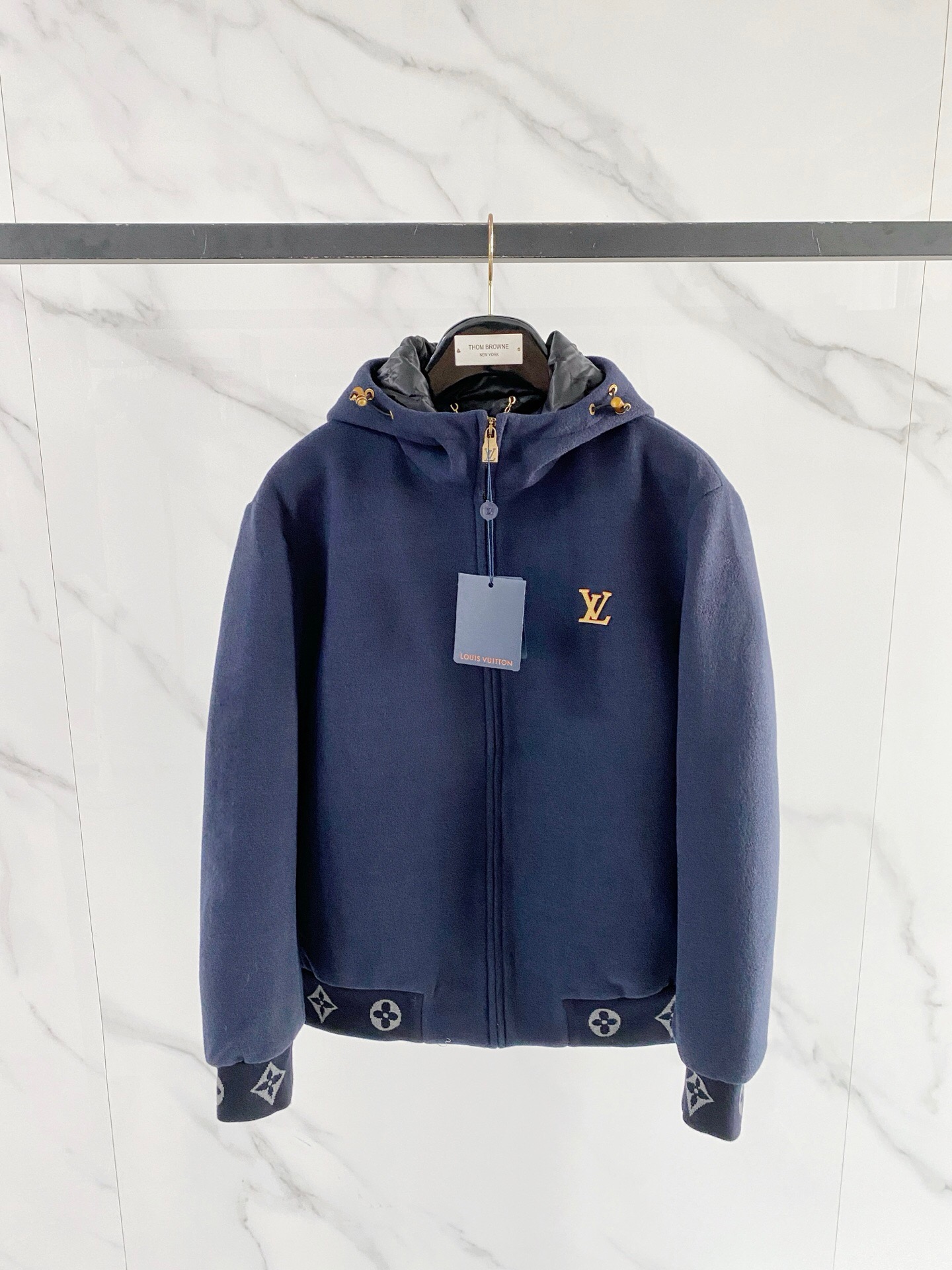 کاپشن برند Louis Vuitton