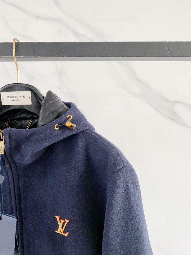کاپشن برند Louis Vuitton