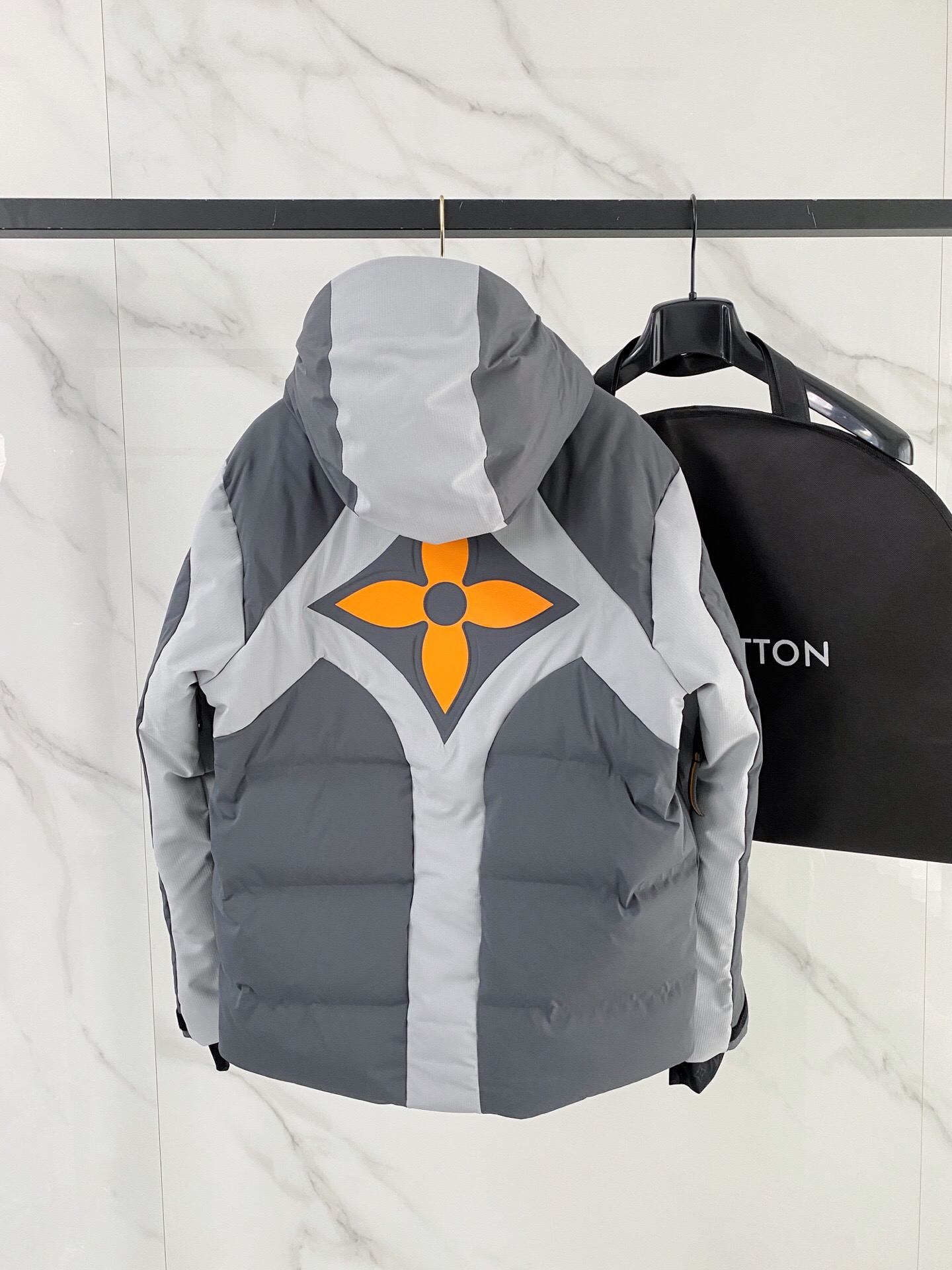 کاپشن اسکی مردانه برند Louis Vuitton مدل ۲۰۲۶
