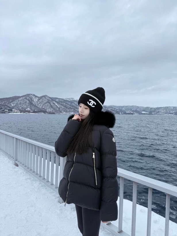 کاپشن زنانه برند Moncler