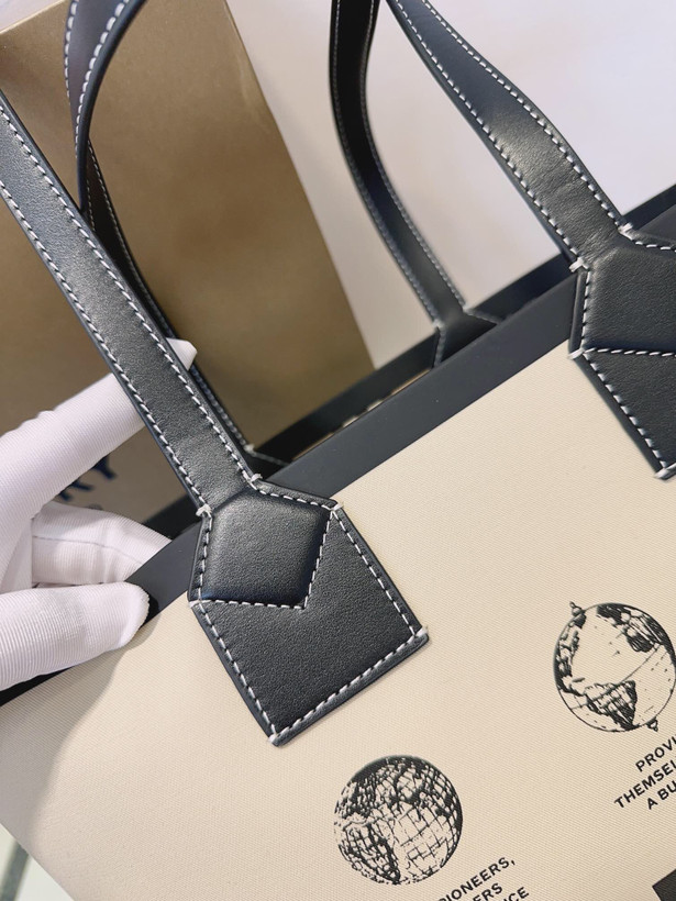 کیف زنانه دو طرفه برند Burberry