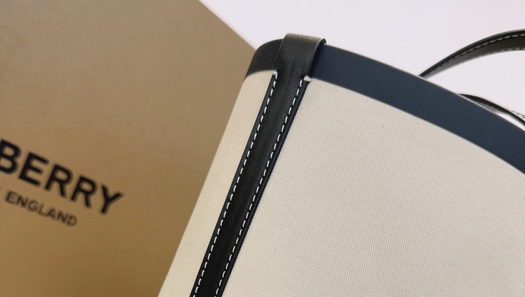 کیف زنانه دو طرفه برند Burberry