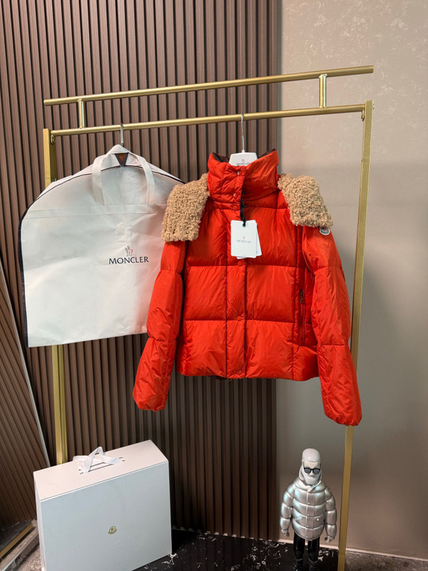 کاپشن زنانه برند Moncler