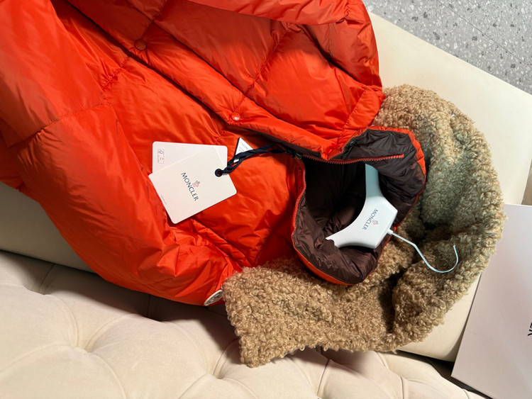 کاپشن زنانه برند Moncler