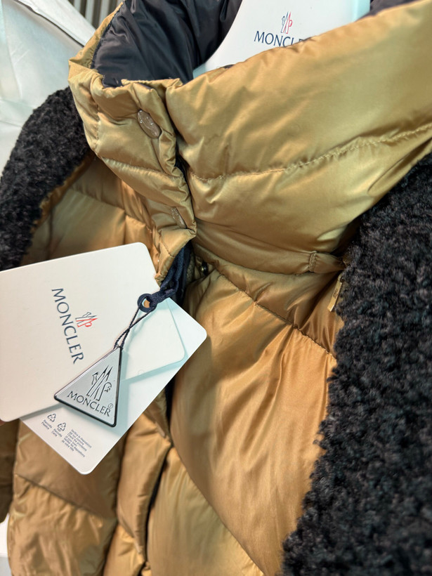 کاپشن زنانه برند Moncler