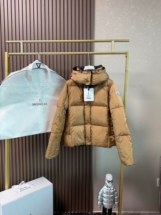 کاپشن زنانه برند Moncler
