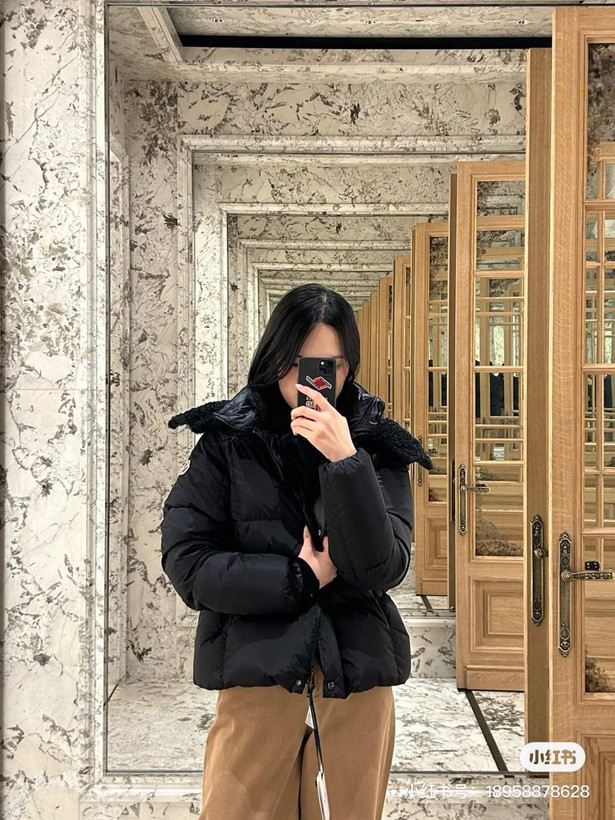 کاپشن زنانه برند Moncler