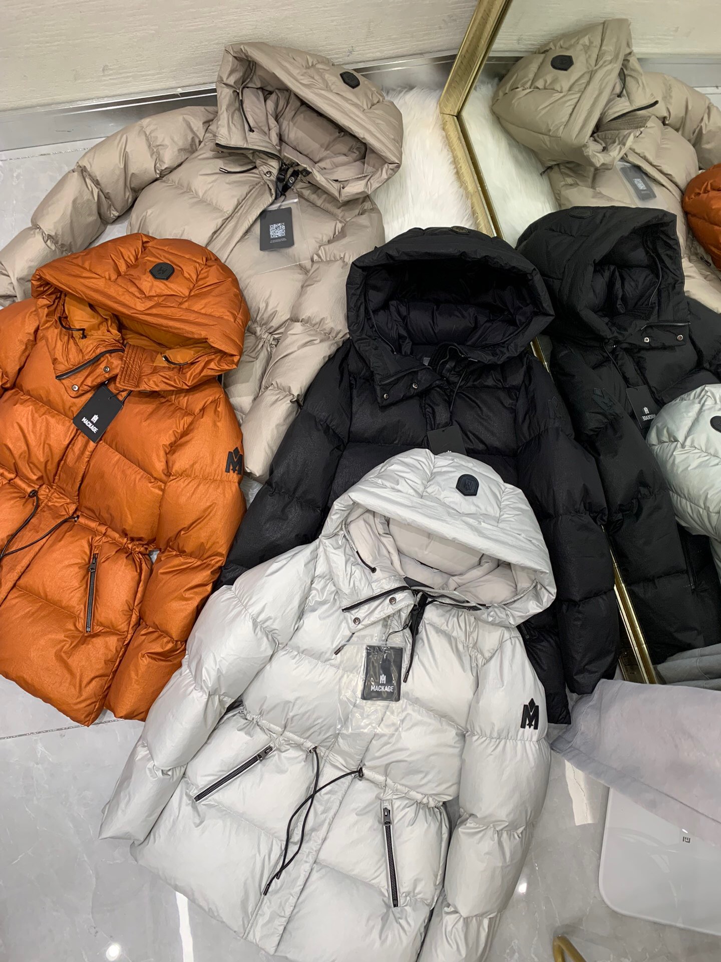 کاپشن زنانه برند Moncler