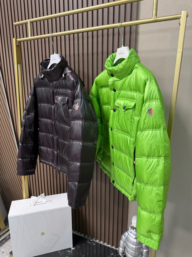کاپشن برند Moncler