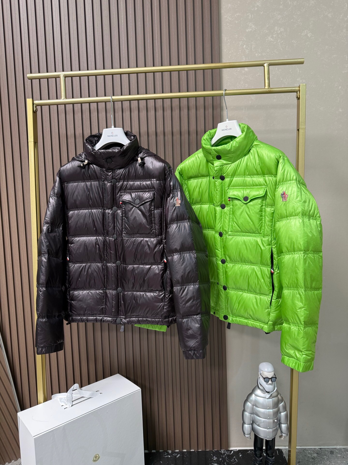 کاپشن برند Moncler