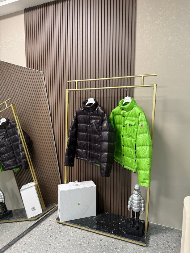 کاپشن برند Moncler