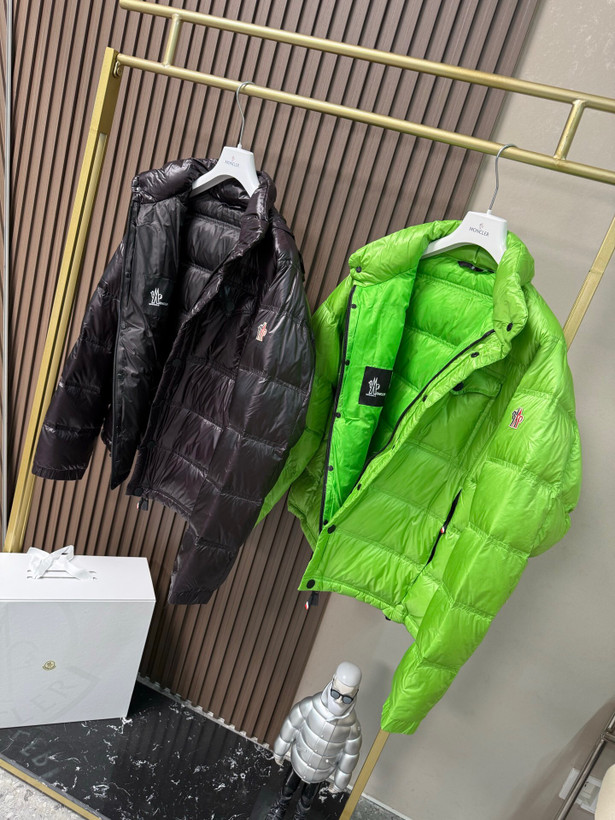کاپشن برند Moncler