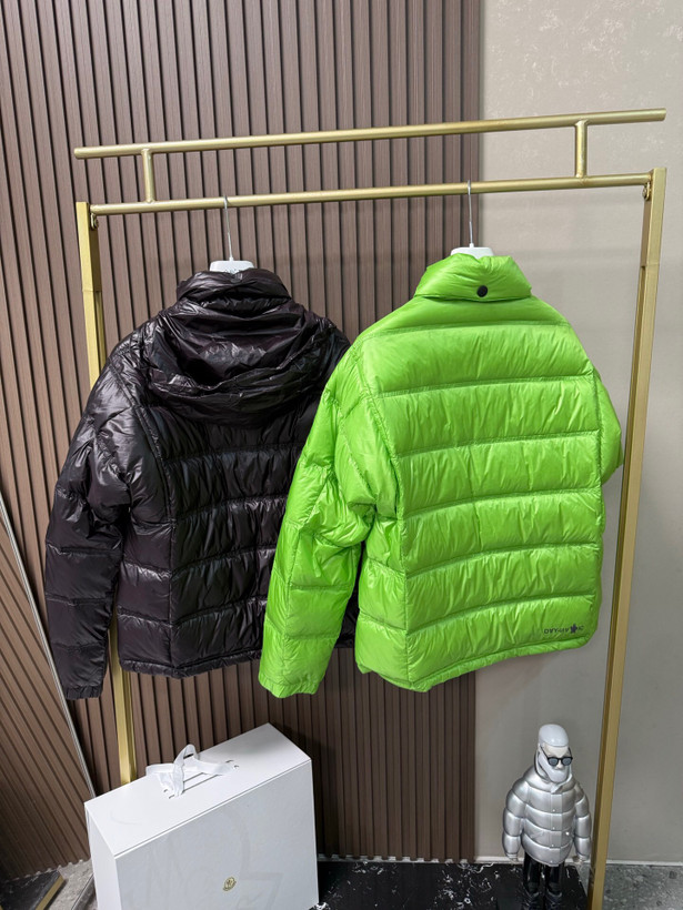 کاپشن برند Moncler