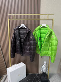 کاپشن برند Moncler
