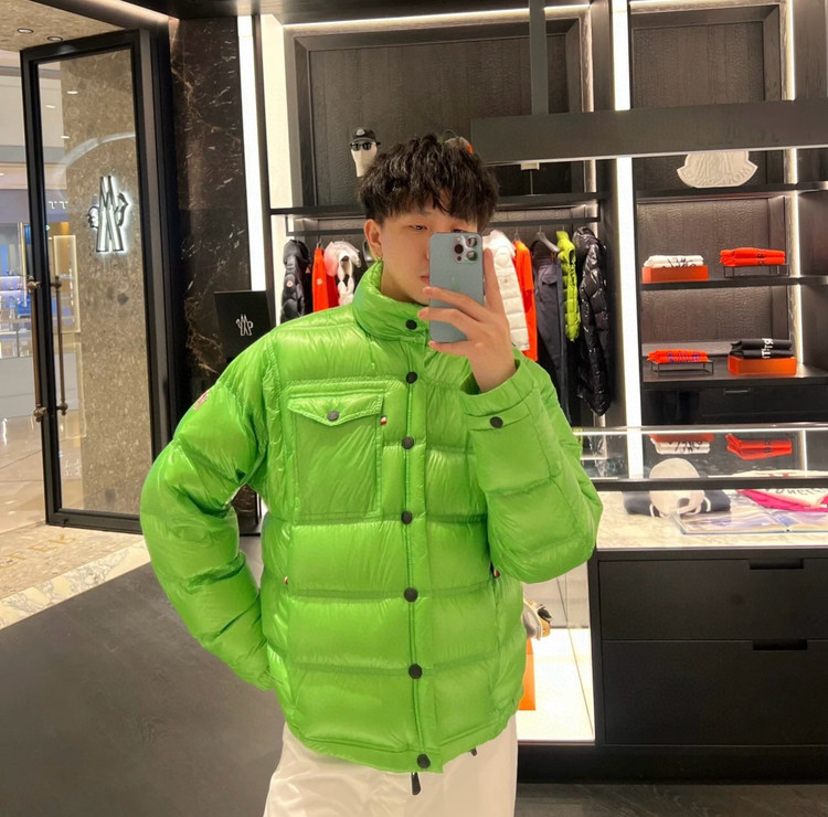 کاپشن برند Moncler