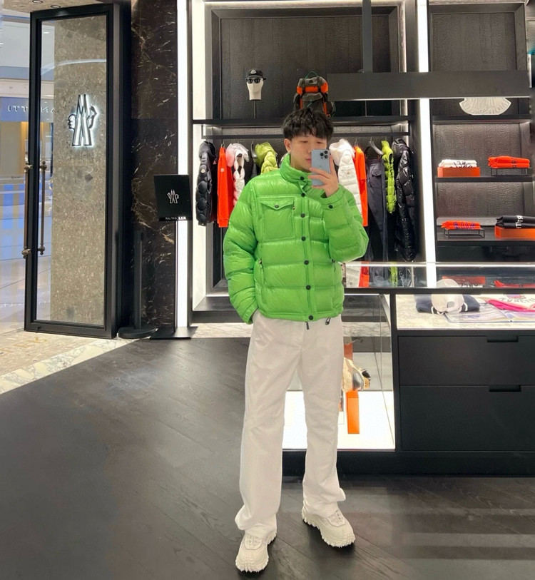 کاپشن برند Moncler