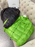 کاپشن برند Moncler