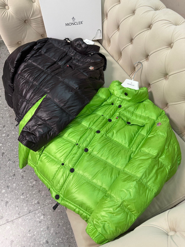 کاپشن برند Moncler