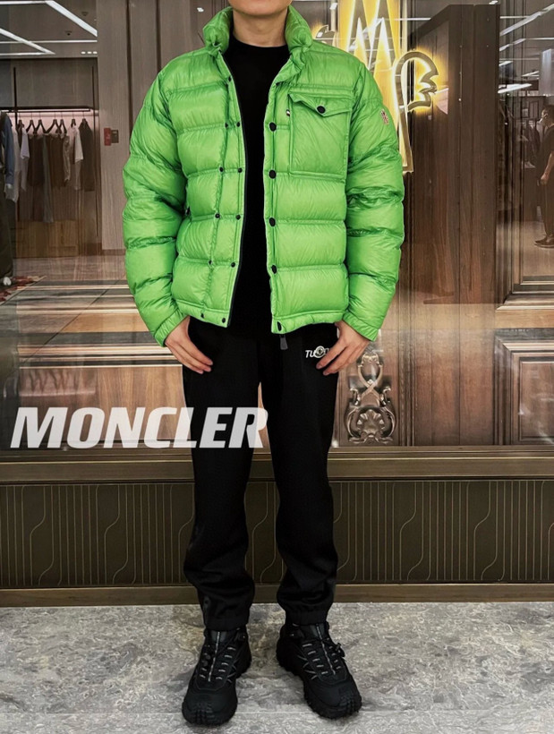 کاپشن برند Moncler