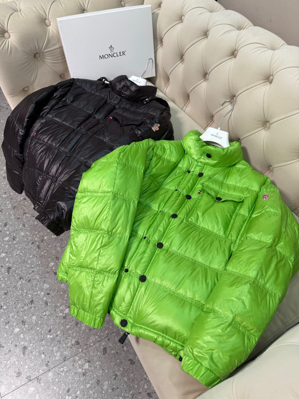 کاپشن برند Moncler
