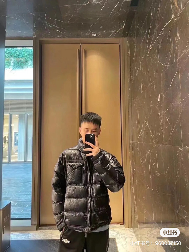 کاپشن برند Moncler