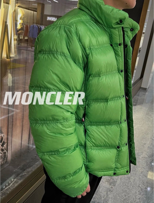 کاپشن برند Moncler
