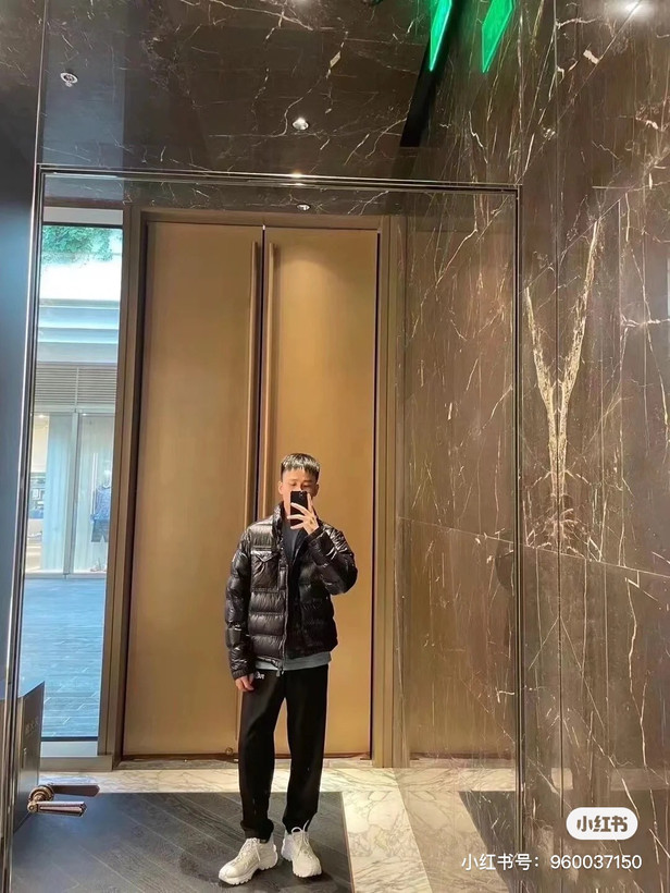 کاپشن برند Moncler