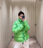 کاپشن برند Moncler