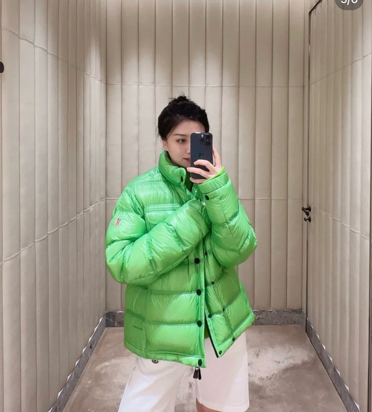 کاپشن برند Moncler